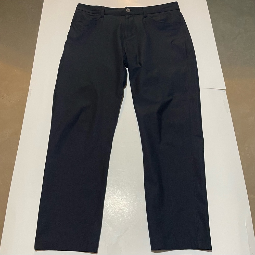 Vuori Meta Pant Mens Size 32 Black Stretch Tech Back Zip Pocket 27" Inseam